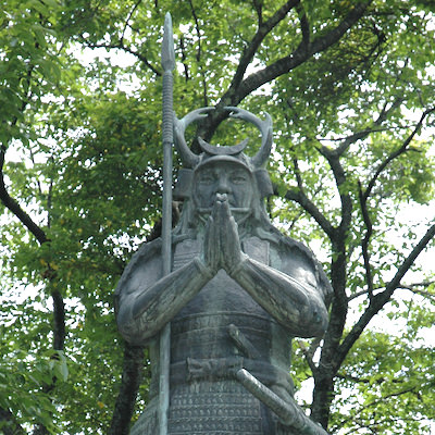 太鼓壇と山中鹿介の銅像 | 月山富田城